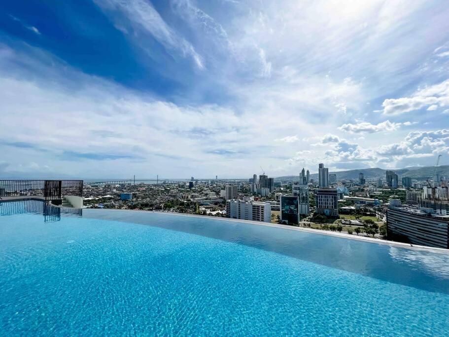 New Modern Cozy In Ayala Business Park Apartment